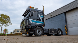 20251019-Tom-Holding-00360